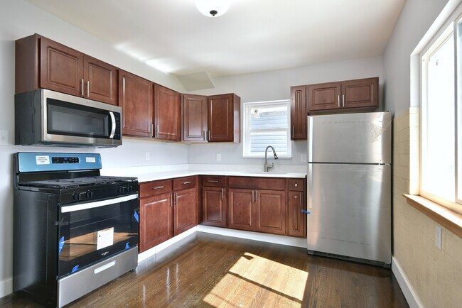 Foto del edificio - 2649 N Mont Clare Ave