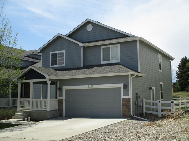 Building Photo - Beautiful 3 bedroom, 2.5 bath 2 story home...