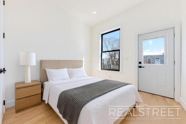 Building Photo - Brand New 4 Bed, 2 Bath with In-Unit Laund...