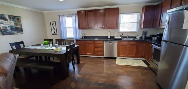 Building Photo - ? Pet Friendly Home ? Fenced in Yard ? Renovated ?