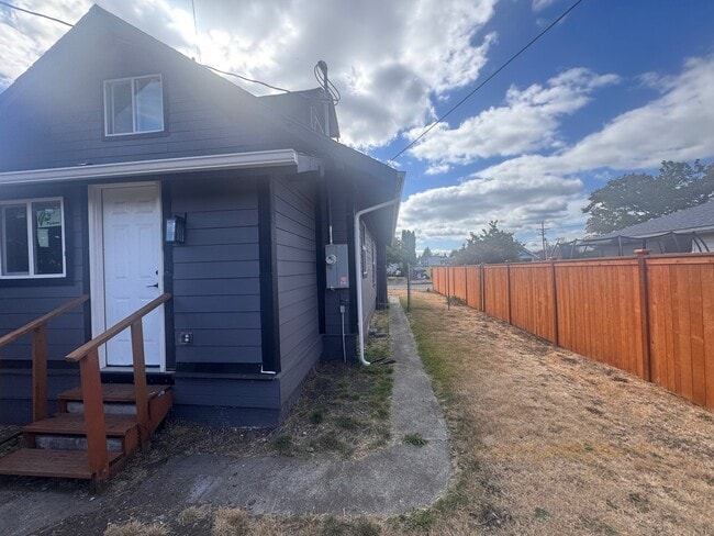 Building Photo - 824 G St