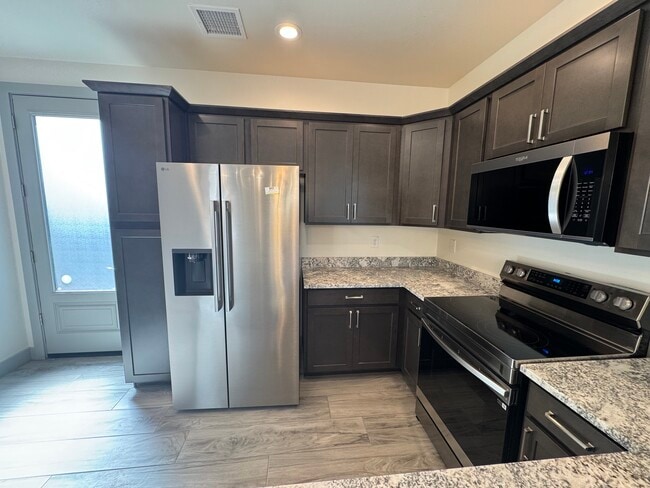 Kitchen - 3112 N Navajo Dr