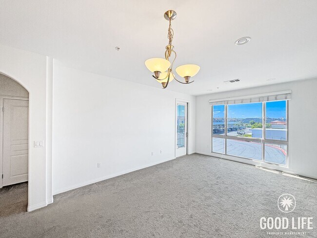 Foto del edificio - Charming 1BD/1BA Condo in Carmel Valley with Walk-In Closet, Balcony & In-Unit Laundry