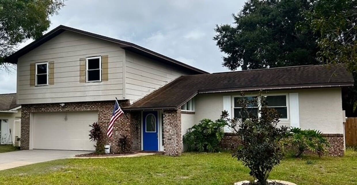 Foto principal - Beautiful Two-story home with Pool 3/2/2 car garage