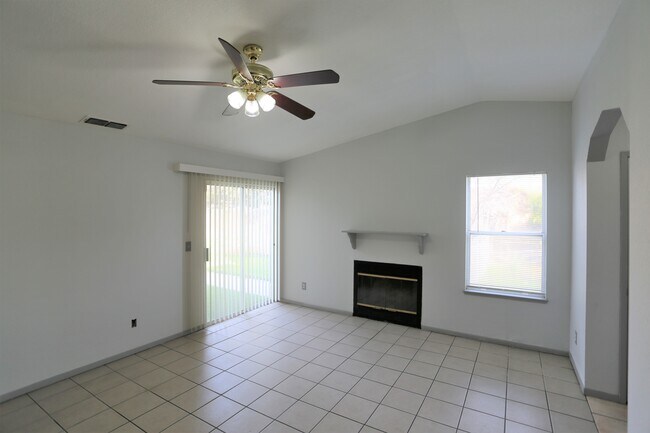 Foto del edificio - 16530 Carob Ct
