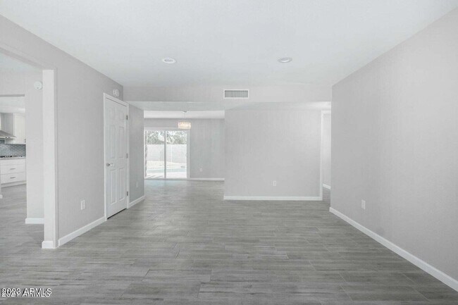 Building Photo - 728 E Yale Dr