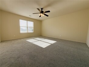 Building Photo - 902 Oakwood Ln