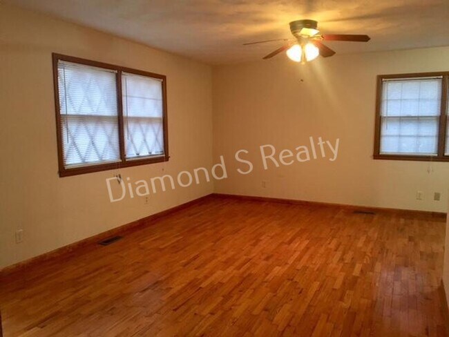 Foto del edificio - LOCATION! LOCATION! LOCATION!  South Springfield Duplex Available!
