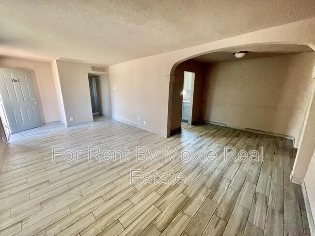 Building Photo - 1102 N 27th Dr