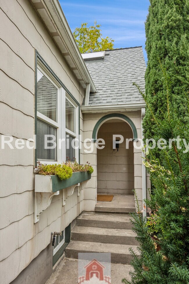 Building Photo - Kerns Neighborhood 3 bedroom, 1.5 bath Home