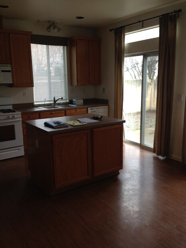 Building Photo - 214 Holland Cir