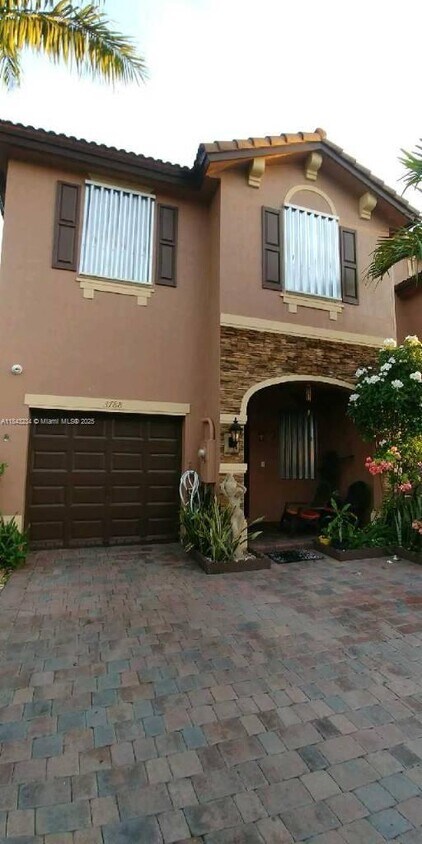 Foto principal - 3788 NE 3rd Ct