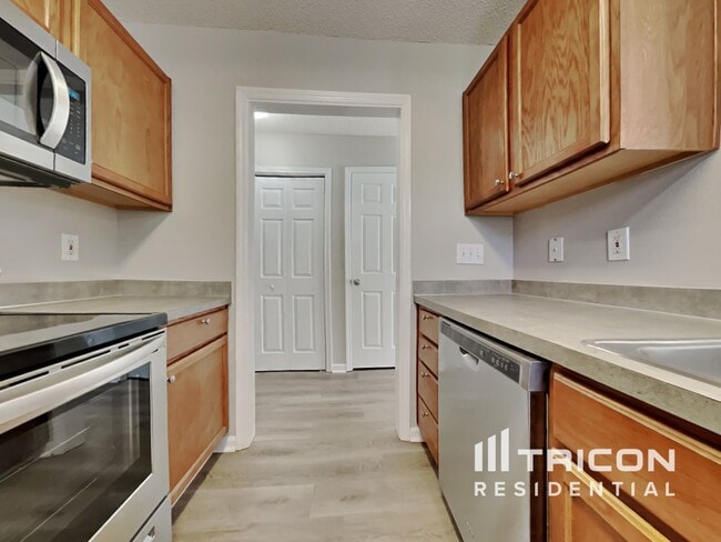 Building Photo - 819 Chablis Dr