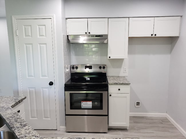 Building Photo - 7576 Windsor Oaks