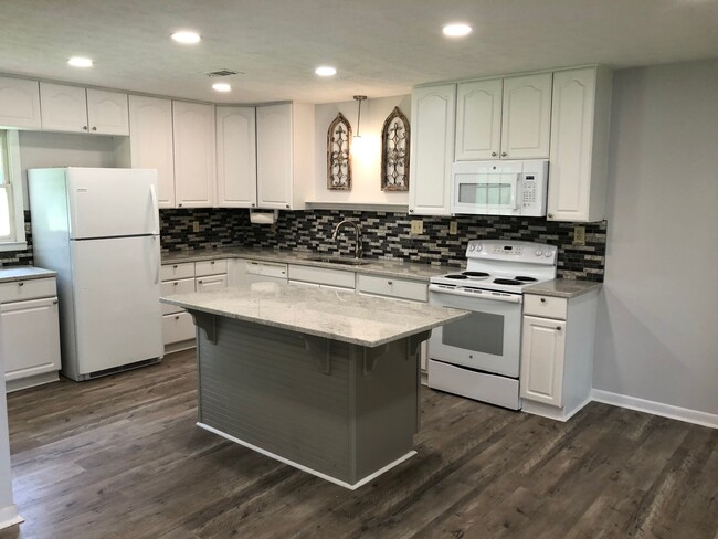 New Kitchen - granite counters - 102 Pineknoll Cir