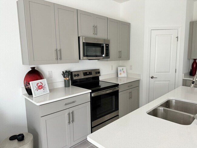 Foto del edificio - Annual furnished 3 bed/ 2 .5 bath townhous...
