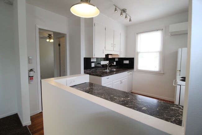 Building Photo - January FREE On This One Bedroom One Bath Apartment Near KU Med