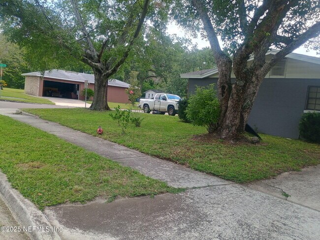 Foto del edificio - 4305 Bessie Cir W