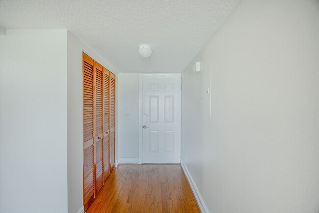 Building Photo - RENT NOW and receive the rest of OCTOBER F...