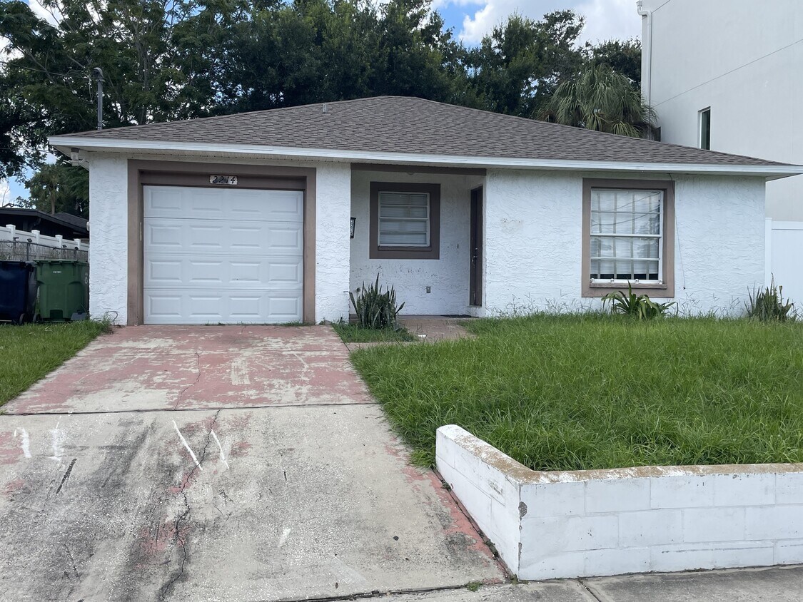 Primary Photo - 2214 E Columbus Dr