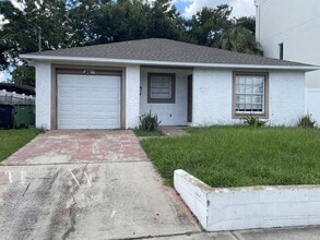 Building Photo - 2214 E Columbus Dr