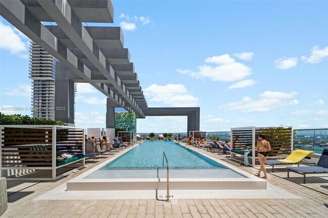 Foto del edificio - 2150 N Bayshore Dr
