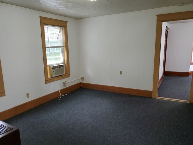 Building Photo - Spacious 3 Bedroom First Floor Webster Mas...
