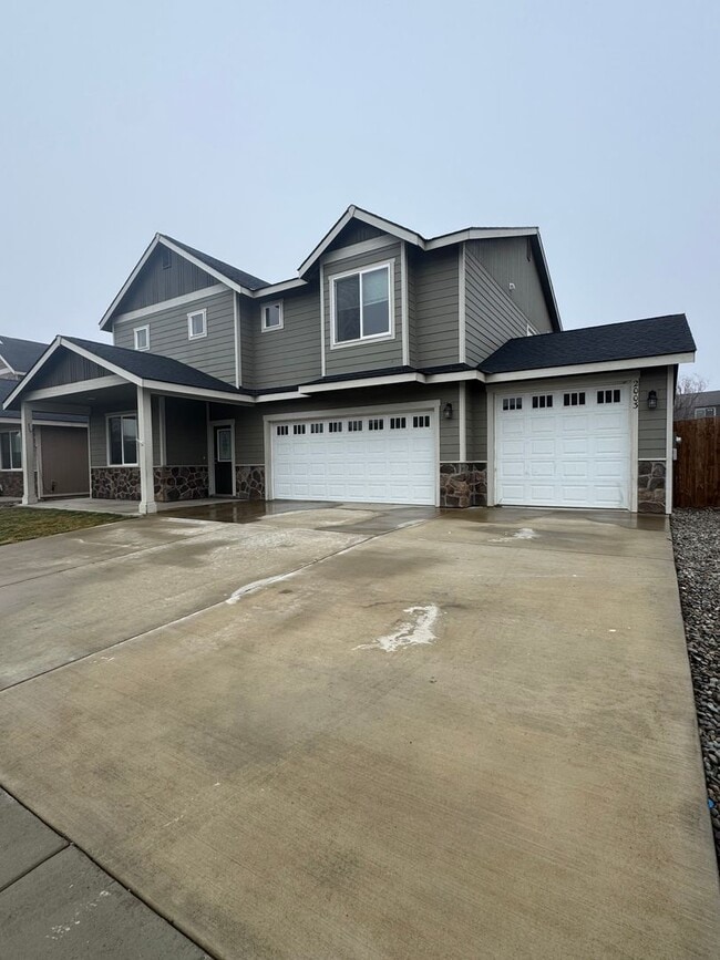 Building Photo - Spacious 5-Bedroom Home with Fenced Yard & Oversized Garage