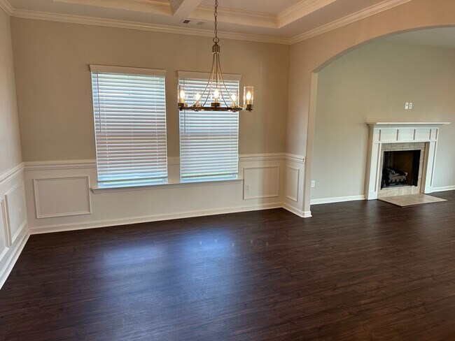 Building Photo - Available Now... 4 Bed 2.5 Bath...