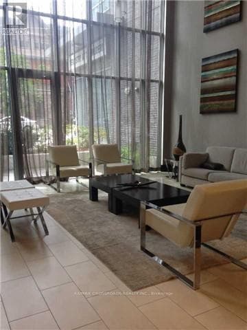 Building Photo - 320 Richmond St E