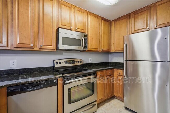 Building Photo - 3175 Summit Square Dr