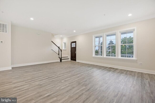 Foto del edificio - 43 Bennett Ave