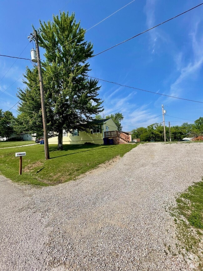 Building Photo - 8220 Oak Dr