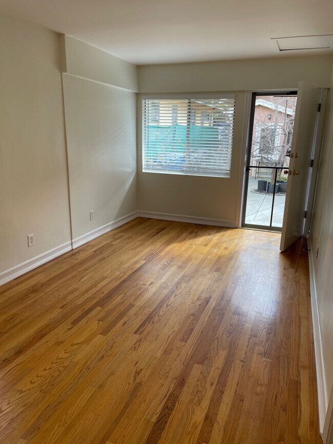 Foto del edificio - 1 Bed 1 Bath with In Unit Laundry and AC Available in PRIME Echo Park!