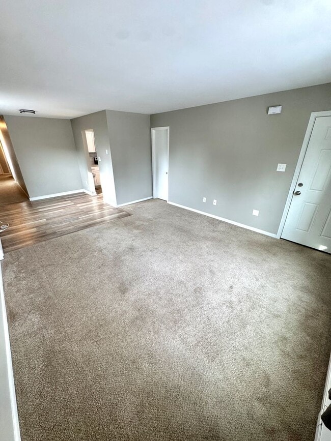 Building Photo - 828 N Sherman St