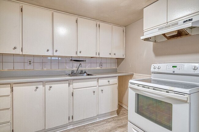 Building Photo - Lower Level 2 Bedroom Just Off Redhill