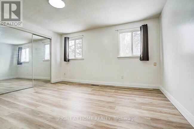 Building Photo - 35 Snowshoe Crescent