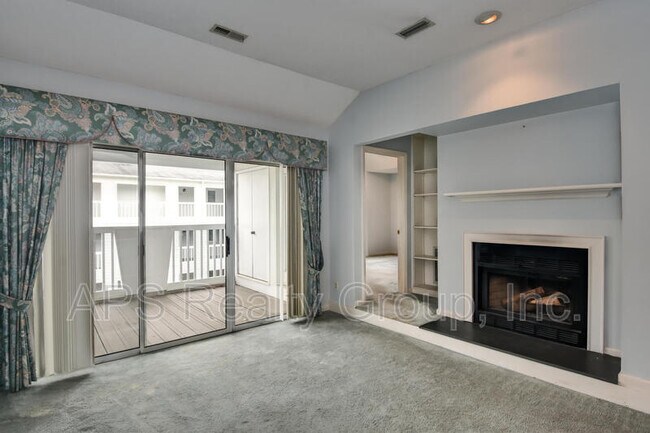 Building Photo - 222 Oakwood Ct