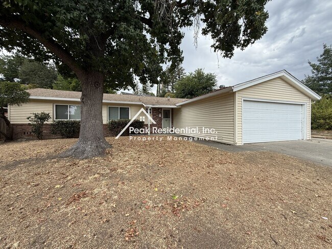 Foto del edificio - New paint, flooring and blinds. Large outd...