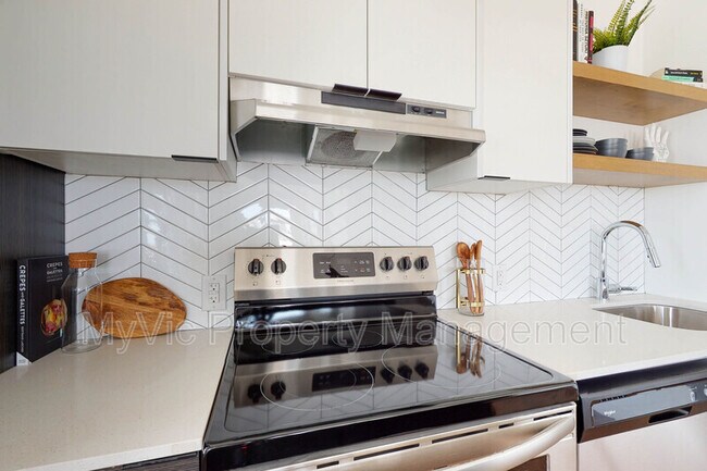 Photo du bâtiment - 8015-8102 102 St NW