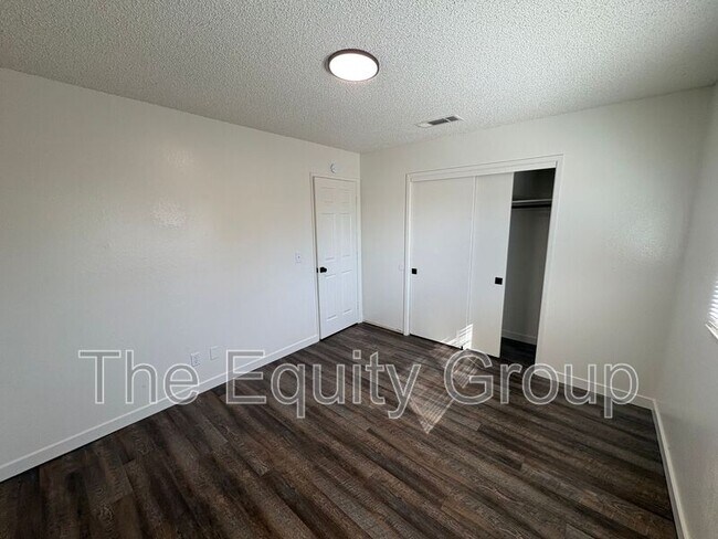 Foto del edificio - 2500-2504 West Chestnut Ct