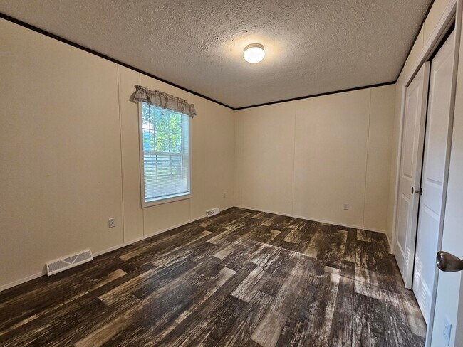 Foto del edificio - 12 Woodside Ln