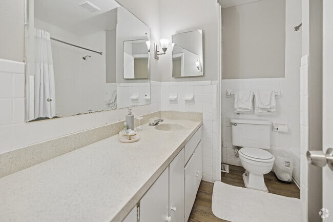 2 habitaciones, 1,5 baños - 1080 pies cuadrados - Baño - The Park at River City