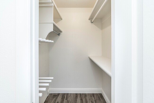 Building Photo - End Unit Apartment in Tempe