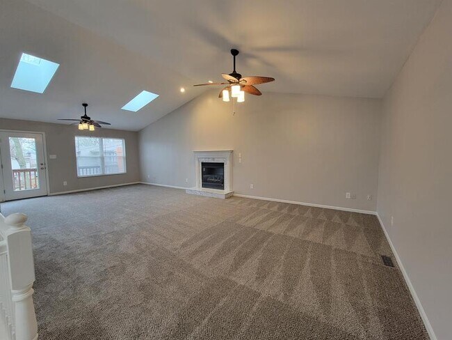Building Photo - 330 Villa Dr