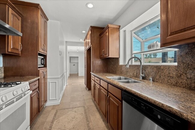 Building Photo - Updated 3-Bedroom Home with Outdoor Kitche...