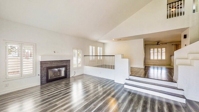 Building Photo - BEAUTIFUL SPACIOUS 3 BEDROOM 2 1/2 BATH HO...