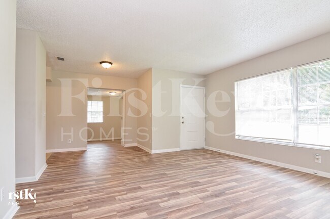 Building Photo - 500 Brenda Dr