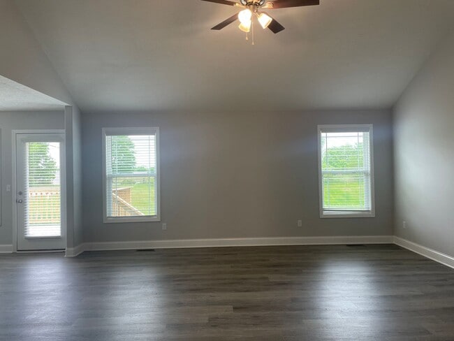 Building Photo - 560 Labrador Dr