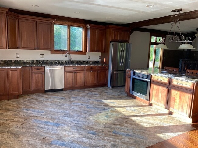 Building Photo - 120 Meadow Road Unit 2